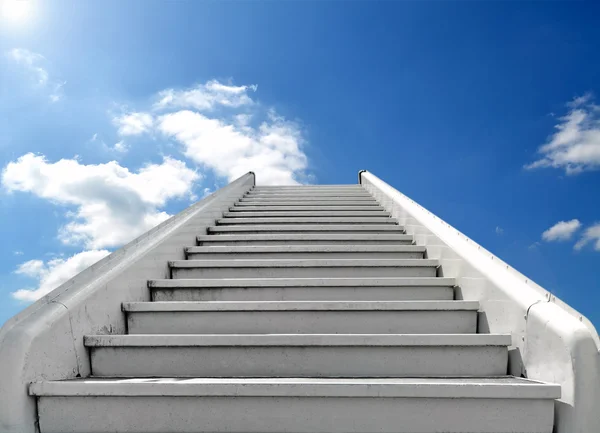Лестницы и голубое небо — стоковое фото