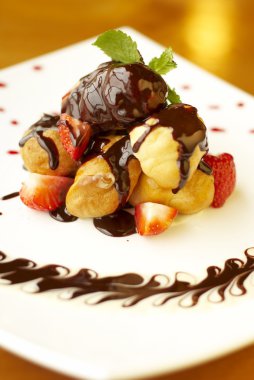 çilek ve çikolata soslu profiterol