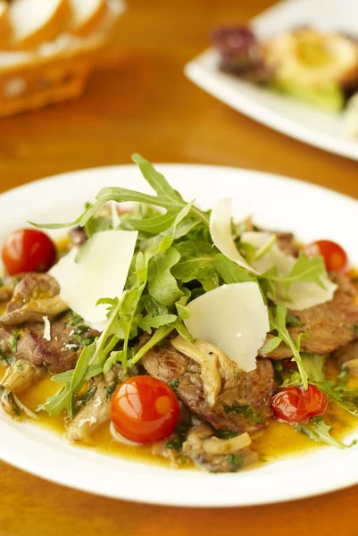 Viande cuite et champignons aux huîtres avec légumes et parmesan — Photo