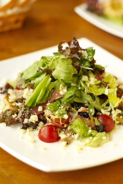 Salat mit Kirschtomaten, Käse und Nüssen — Stockfoto