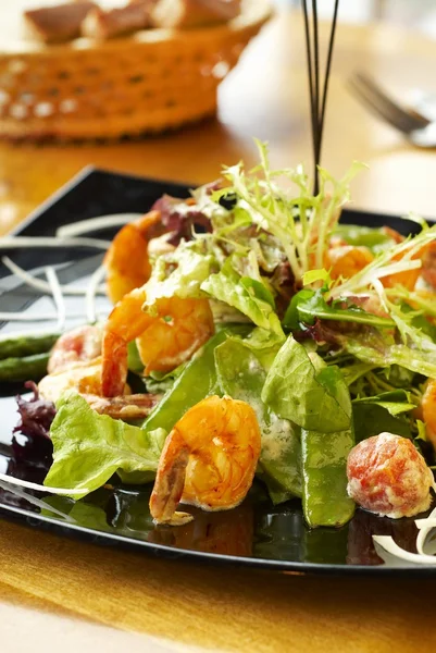 Salade met groene erwten, tomaten en garnalen — Stockfoto