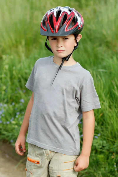 Portrét chlapce cyklistu s přilbou — Stock fotografie