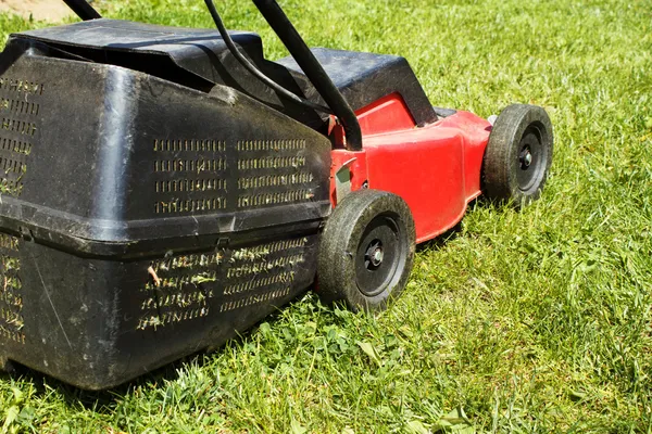 풀밭에 잔디 깍는 기계 — 스톡 사진
