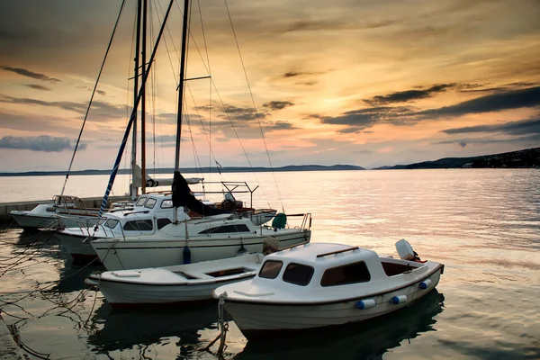 Barcos de pesca no mar Adriático com luz do pôr do sol — Fotografia de Stock
