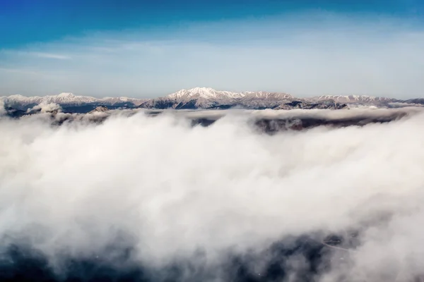 Вид на горы с самолета — стоковое фото
