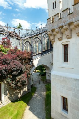 ünlü Beyaz Kale hluboka nad vltavou