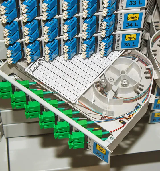 Glasfaser-Rack mit hoher Dichte an blauem und grünem sc-Anschluss — Stockfoto