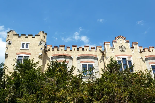 Famoso castillo blanco Hluboka nad Vltavou — Foto de Stock
