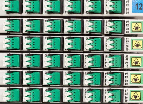 ファイバー光ファイバー光コネクタの高密度ラック — ストック写真