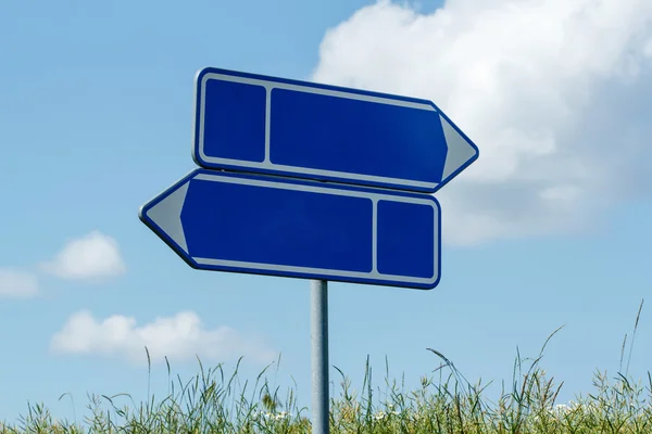 Знаковая дорога с голубым небом — стоковое фото