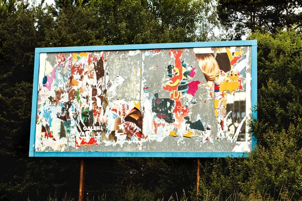 Billboard med gamla sönderrivna affischer — Stockfoto