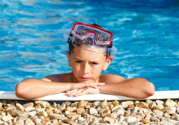 Chlapec s brýlemi v bazénu — Stock fotografie