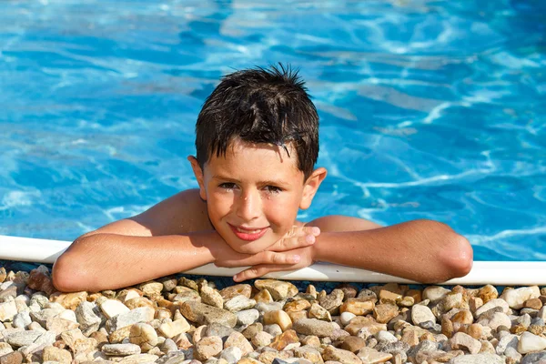 Sonriente chico en la piscina — Foto de Stock