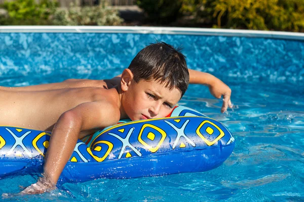 Chłopiec w basenie — Zdjęcie stockowe