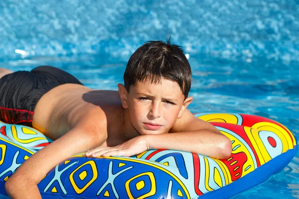Boy in swimming pool — Stock Photo, Image