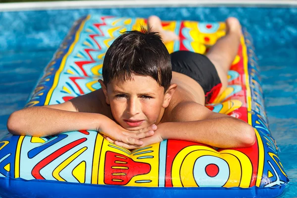 Fiú medencében — Stock Fotó