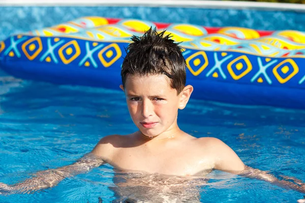 Menino na piscina — Fotografia de Stock