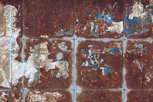 Plaat van metaal roestig op alle ondergronden, met oude lagen van een pai — Stockfoto