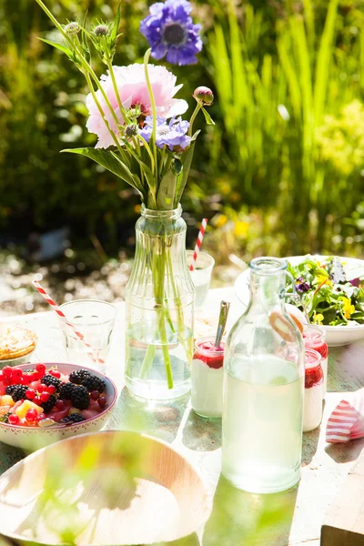 Tavolo da picnic all'aperto — Foto Stock