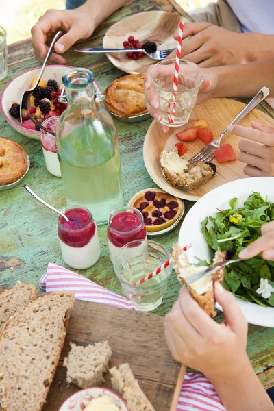 Stół piknikowy rozprzestrzeniania — Zdjęcie stockowe
