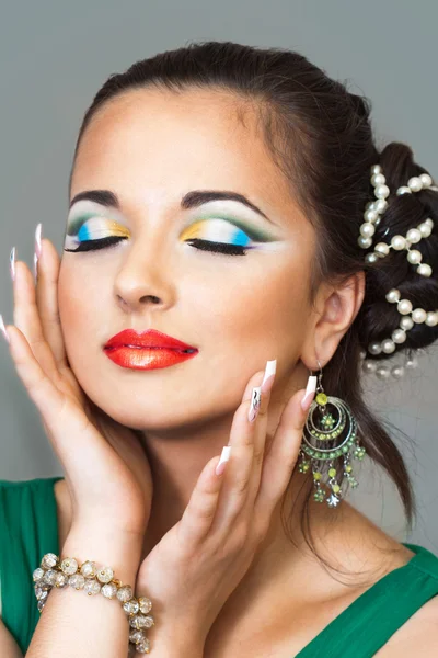 Menina bonita com maquiagem oriental — Fotografia de Stock