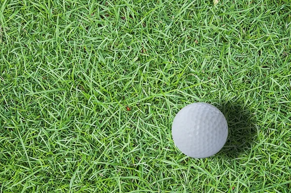 Piłka golfowa na trawie — Zdjęcie stockowe