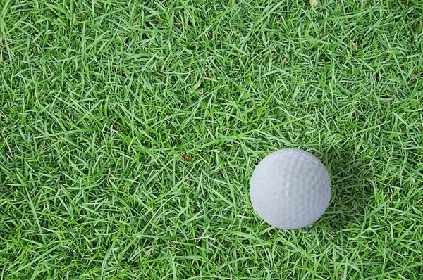 Yeşil çimlerin üzerinde golf topu — Stok fotoğraf