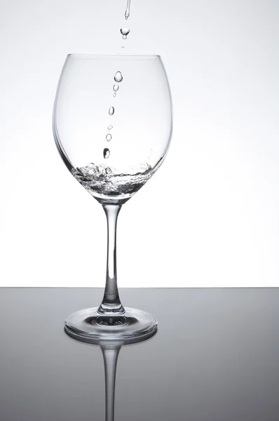 Gota de agua copa de vino —  Fotos de Stock