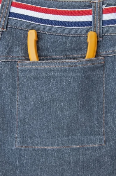 Nipper colocar no bolso traseiro de jeans — Fotografia de Stock