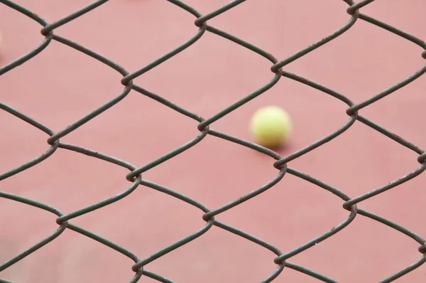 Το δίχτυ στο μπροστινό τένις μπάλα — Φωτογραφία Αρχείου