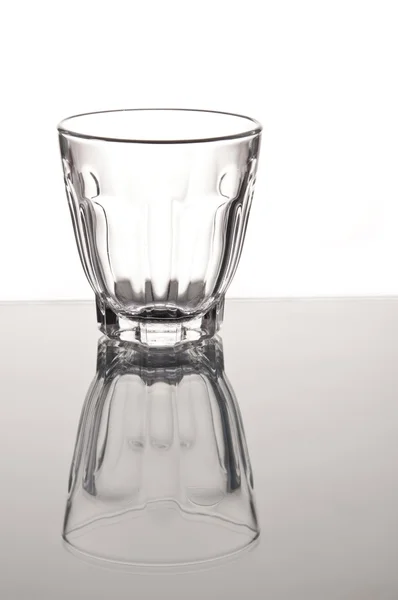 Пустой маленький стакан виски с зеркальным отражением — стоковое фото
