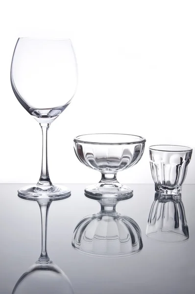 空酒杯和鸡尾酒杯用镜子反射 — 图库照片