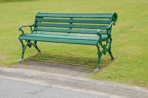 歩道の横にある公園の椅子 — ストック写真