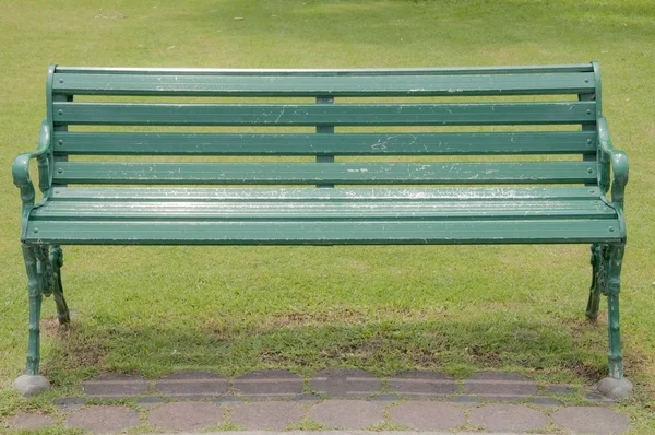 Geçit yanındaki parkta sandalye — Stok fotoğraf