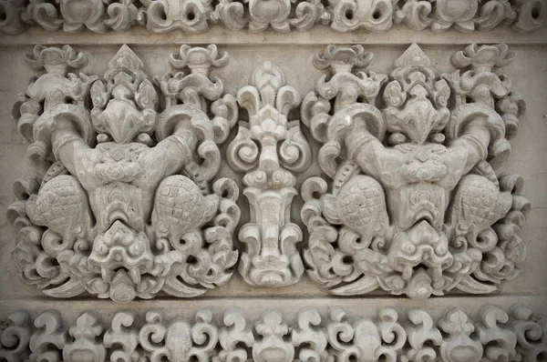 Incisione fatta a mano in stile thailandese sulla parete del tempio — Foto Stock