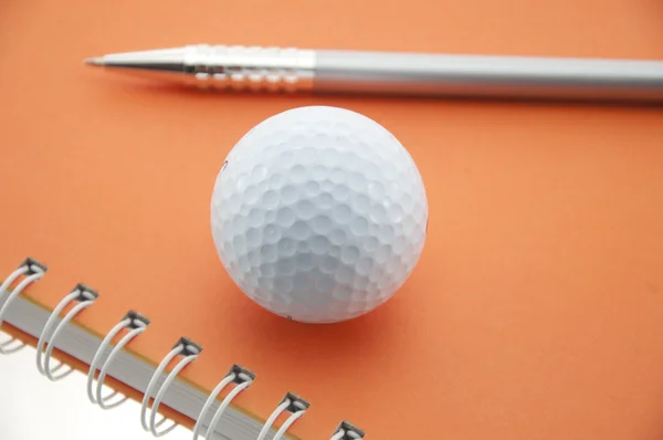 Golfball und Kugelschreiber — Stockfoto
