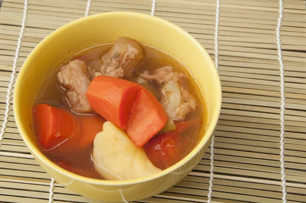 Мясной суп с морковью — стоковое фото