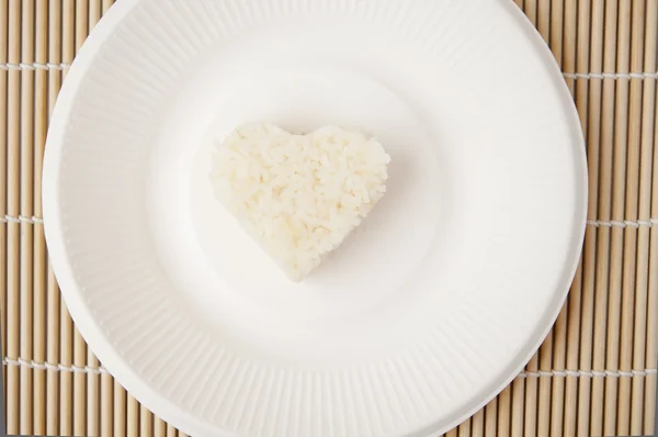 Forma de corazón de arroz como placa blanca — Foto de Stock