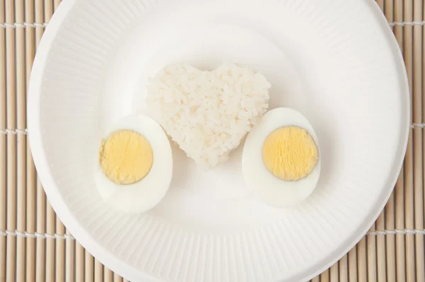 Coeur de riz et oeuf sur assiette blanche — Photo