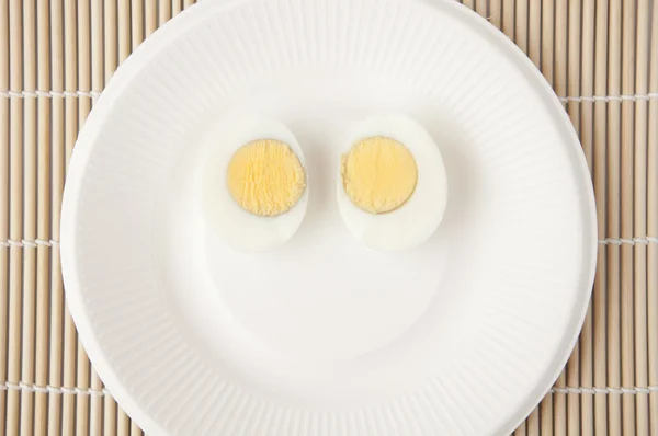 Яйце на білій тарілці — стокове фото