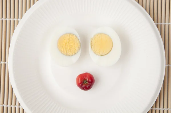 Beyaz tabakta Yumurta — Stok fotoğraf