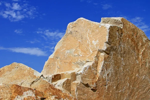 Огромный камень под темно-синим небом — стоковое фото