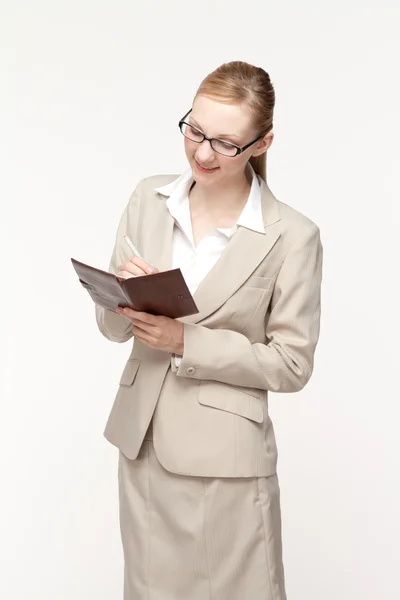 Mulher de negócios bonita sorrindo no fundo branco — Fotografia de Stock