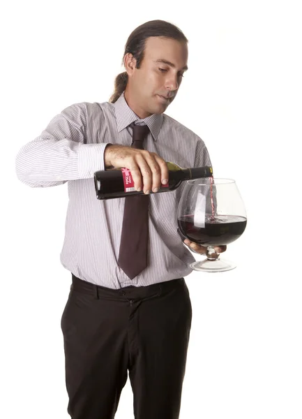 Serveren van wijn in grote beker — Stockfoto