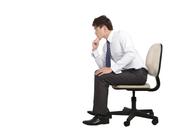 Işadamı düşünme ve office sandalyede oturuyor — Stok fotoğraf