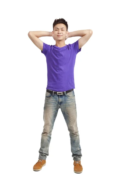 紫の t シャツを持つスタイリッシュな若者の完全な長さ — ストック写真