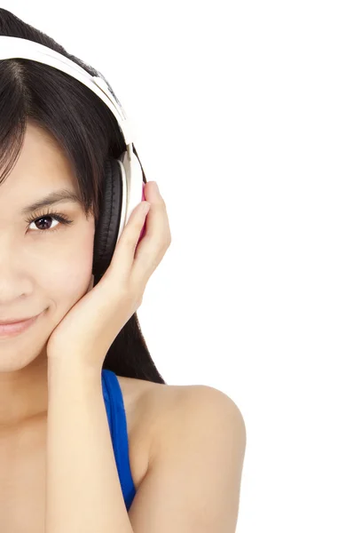 Lächelnde junge Frau mit Kopfhörer — Stockfoto