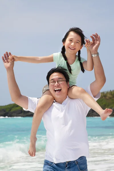 亚洲父亲与运行在沙滩上的小女孩 — 图库照片