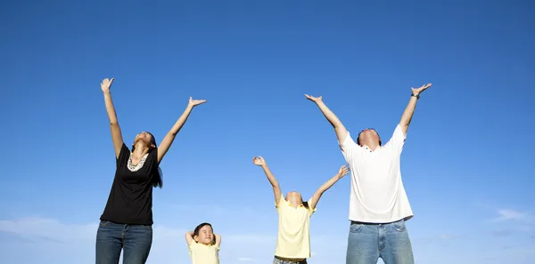 Familia feliz mirando el cielo azul — Foto de Stock