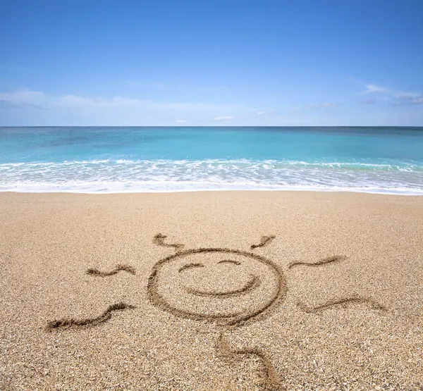 Gelukkig zon op het strand met heldere hemel — Stockfoto